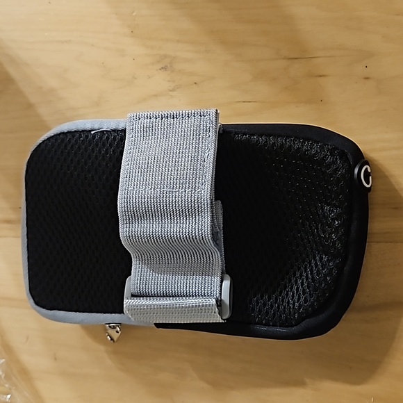 Sports phone holder arm pouch for phone touchscreen earplug hlder - Picture 2 of 5